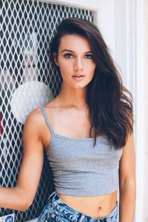 Brunette Kacey Quinn